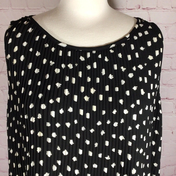 Banana Republic Black and White Pleated Flowy Sleeveless Top - Size Small - Picture 2 of 6